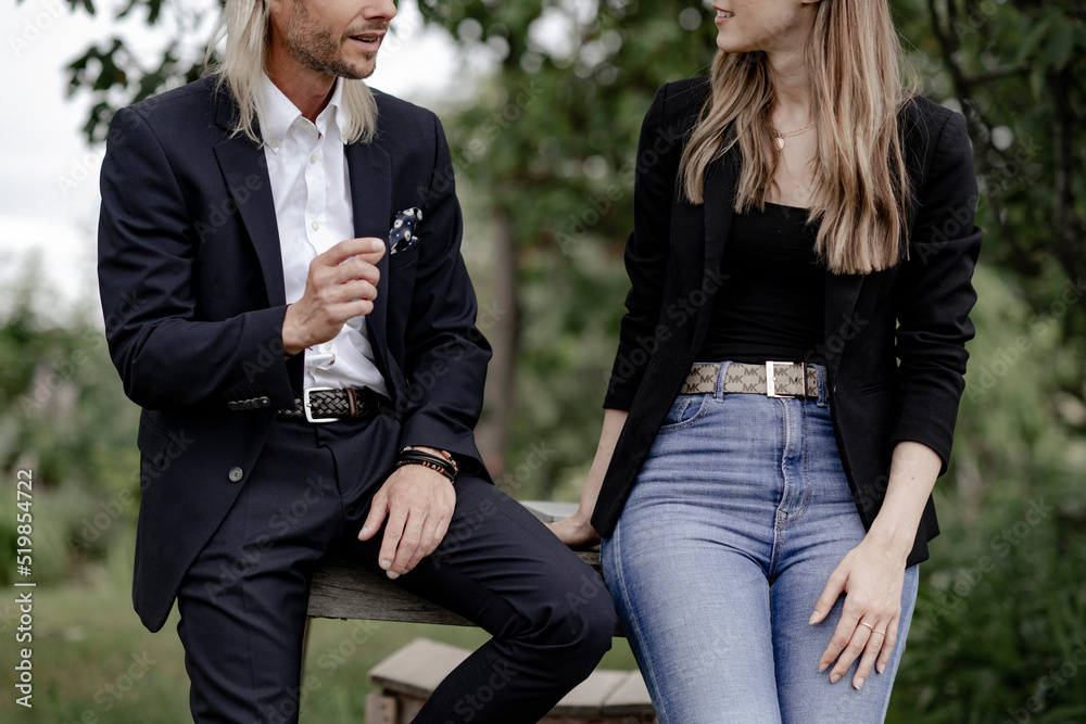 Mann und Frau im Businessoutfoir im Gespräch im Freien Mann und Frau im Businessoutfoir im Gespräch im Freien