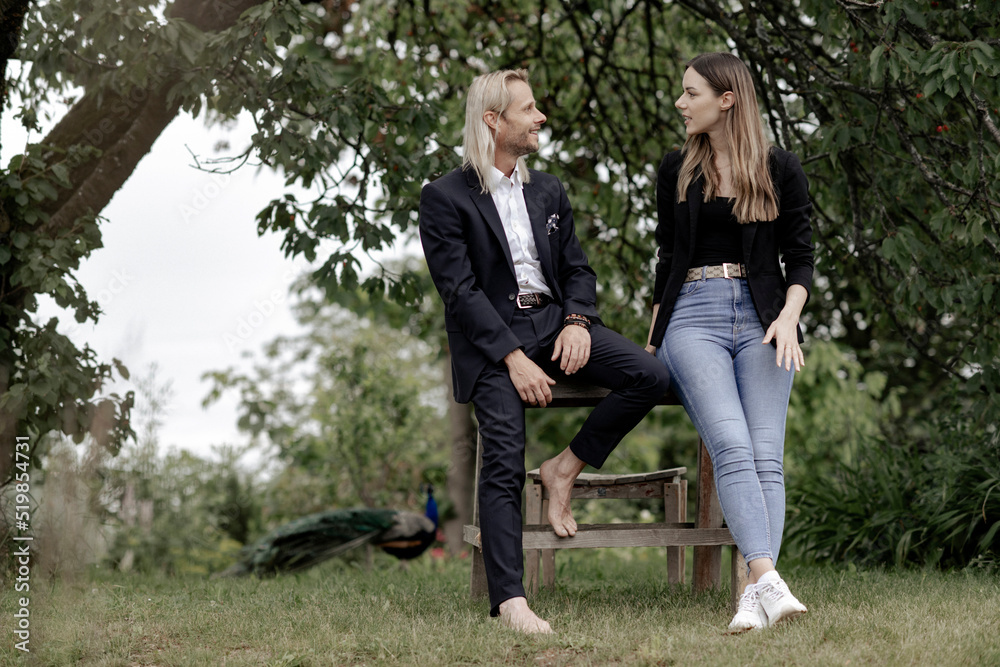 Mann und Frau im Businessoutfoir im Gespräch im Freien Mann und Frau im Businessoutfoir im Gespräch im Freien