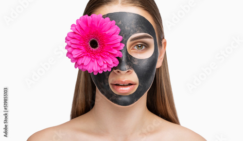 Obraz na plátne The cosmetologist makes the procedure for cleansing the skin from acne to a beautiful brown-eyed girl in a beauty salon