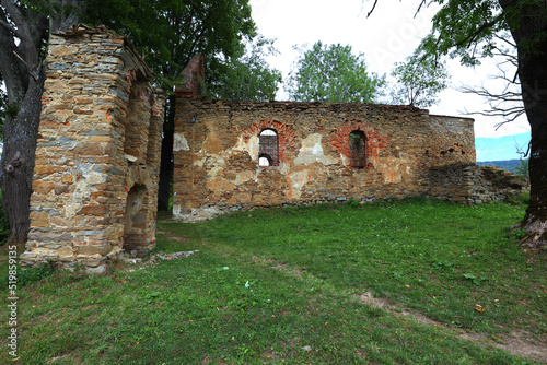 Krywe to dawna wioska w samym sercu Bieszczad z której zachowały się tylko ruiny i łąki . Ruiny Cerkiewi św. Paraskewy w Krywem 