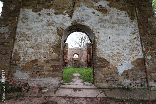 Krywe to dawna wioska w samym sercu Bieszczad z  której zachowały się tylko ruiny i łąki .
Ruiny Cerkiewi św. Paraskewy w Krywem
