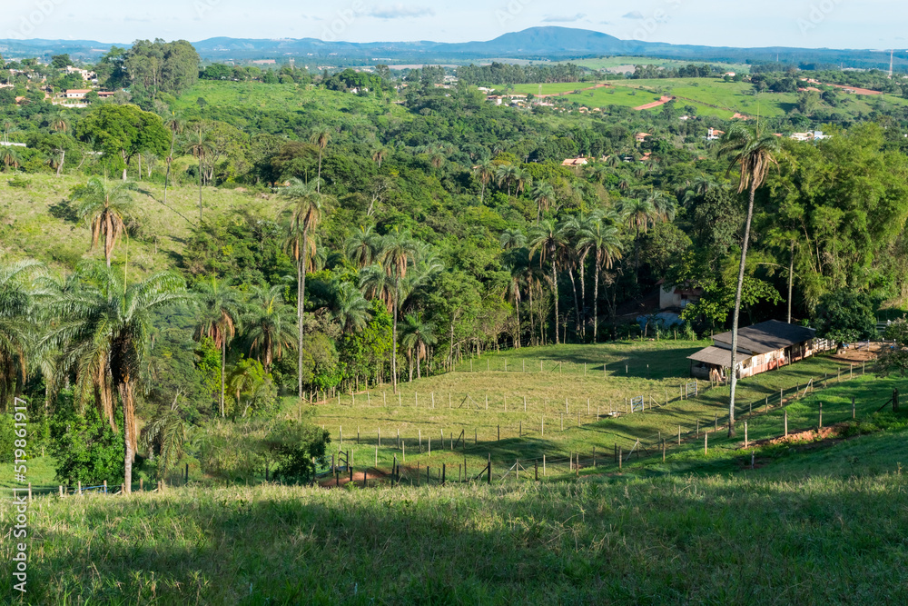 Φωτογραφία Linda vista de cima de monte, de pequena fazenda na região de Igarapé, com muita vegetação e montanhas em volta