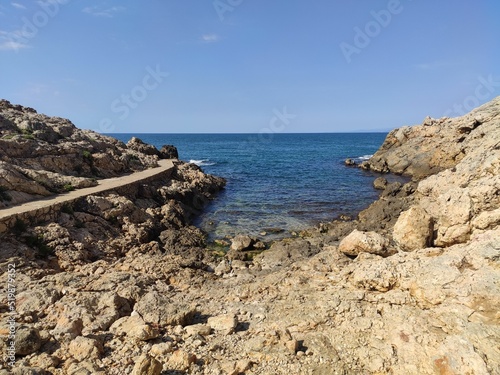 Mer méditerrannée depuis les rochers