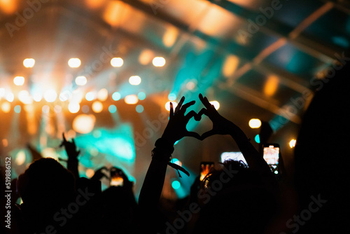 Obraz na płótnie crowd at concert - summer music festival w salonie