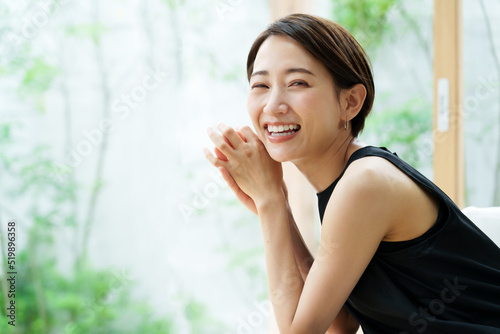 ショートヘアの女性 ポートレート Free Download ショートヘアの女性 ポートレート - GFXLoad