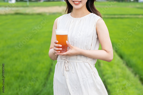 野外でビールを飲む女性 beer 