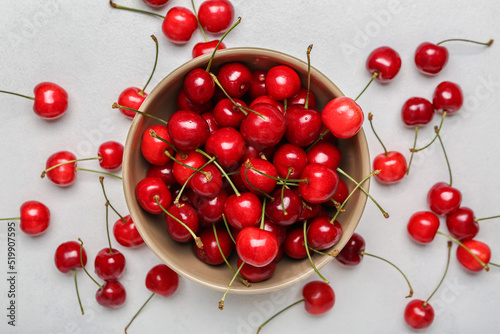 Bowl of sweet cherries on l...