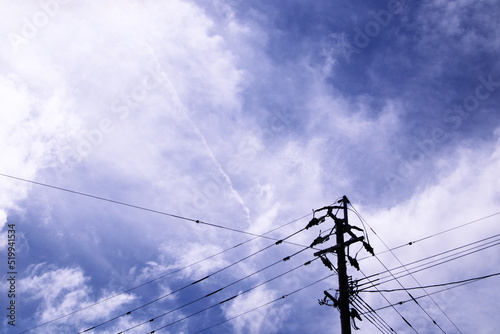 美しい青空と白い雲と電柱の風景