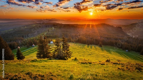 Fototapeta Naklejka Na Ścianę i Meble -  Wschód słońca nad Tatrami i Pieninami widziany z drogi na Gęsią Szyję w czerwcu