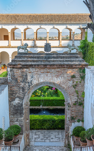 El hermoso palacio del Generalife en la Alhambra de Granada, España photo