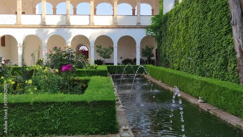 Fuentes y jardines en el palacio del Generalife de la Alhambra en Granada, España