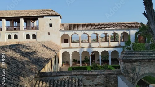 Jardines y palacio del Generalife siglo XII y vista sobre la Alhambra de Granada, España
