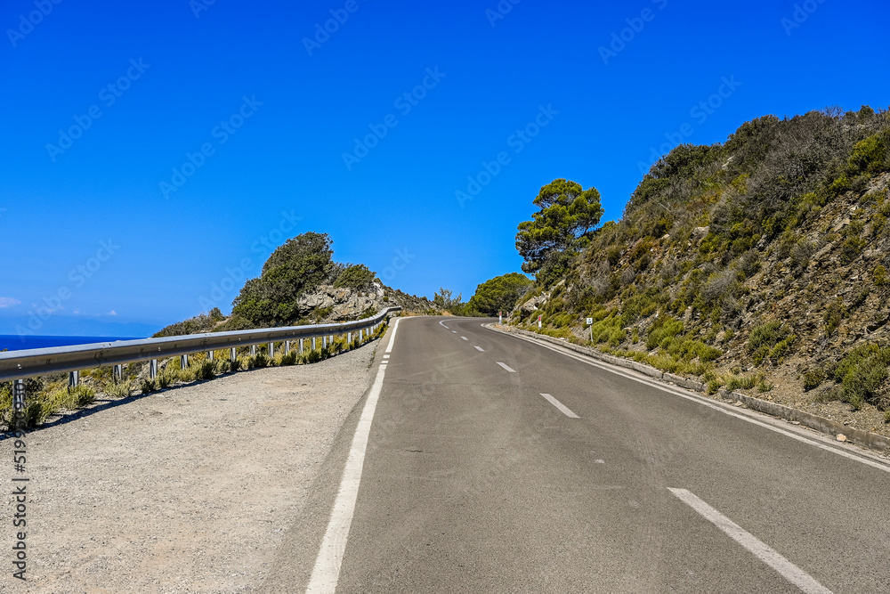Pomonte, Elba, Insel, Küste, Bergstrasse, Motorboot Pianosa, Isola di Montecristo, Meer, Thyrrenisches Meer, Toskana, Toskanischer Archipel, Segelschiffe, Wassersport, Sommer, Italien