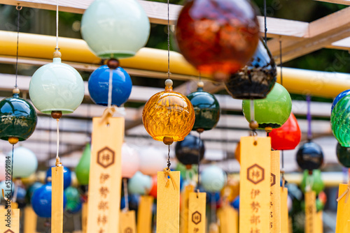 風鈴の音が響く神社（伊勢部柿本神社）