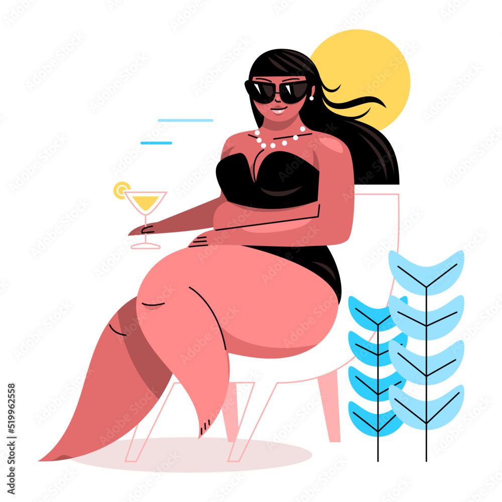 Belle femme ronde en maillot de bain buvant un cocktail au bord de la mer, assise sur un transat au soleil, les cheveux longs, silhouette avec des courbes, body positive, sexy et élégante