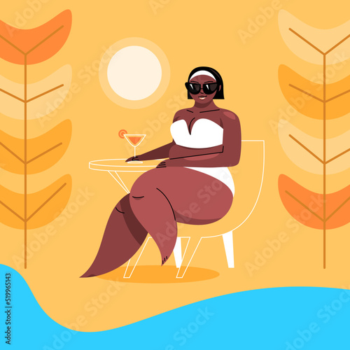 Belle femme ronde Afro en maillot de bain qui bronze au soleil en buvant un cocktail au bord de la mer, sexy et élégante, body positive, vacances d'été, illustration vectorielle