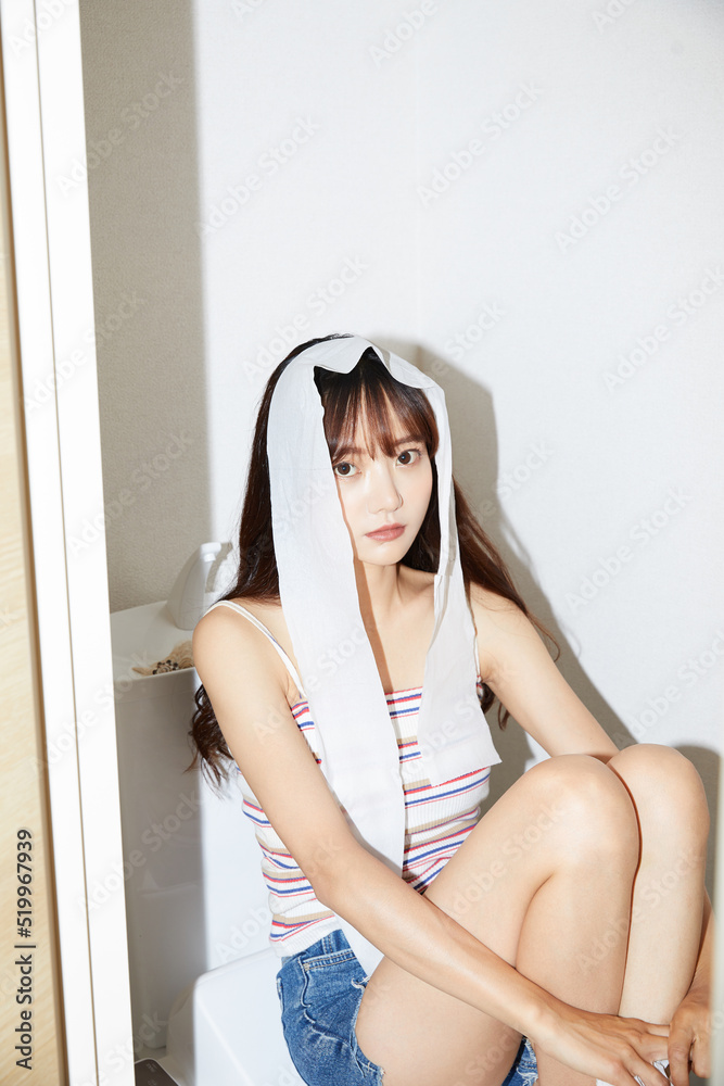 屋内で撮影をした若い女性のスナップショット 屋内で撮影をした若い女性のスナップショット