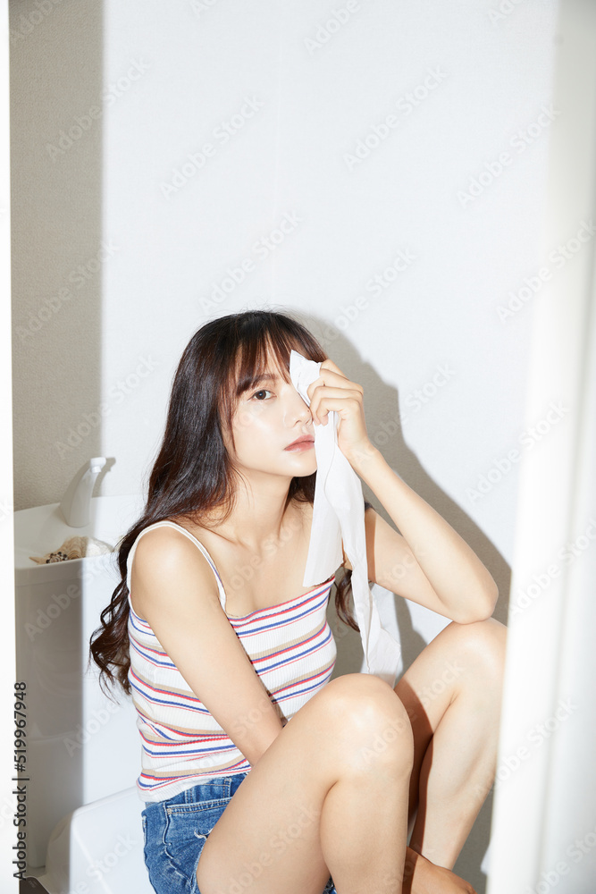 屋内で撮影をした若い女性のスナップショット 屋内で撮影をした若い女性のスナップショット