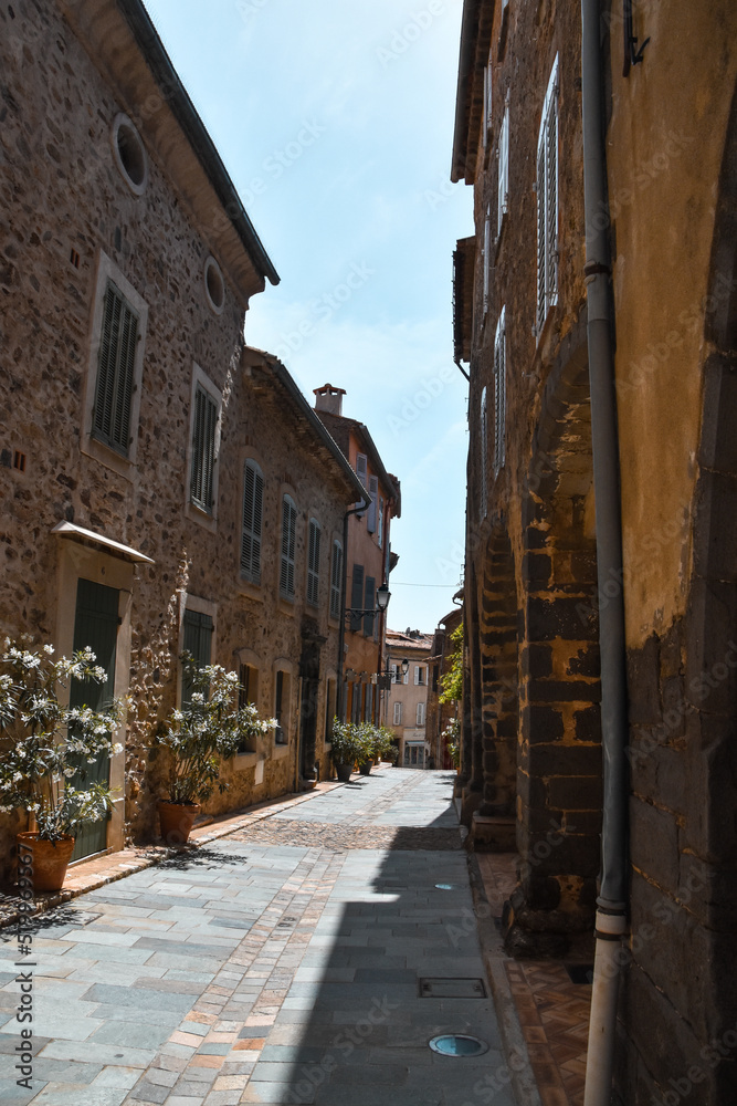 Foto de las calles del pueblo de Grimaud, Francia