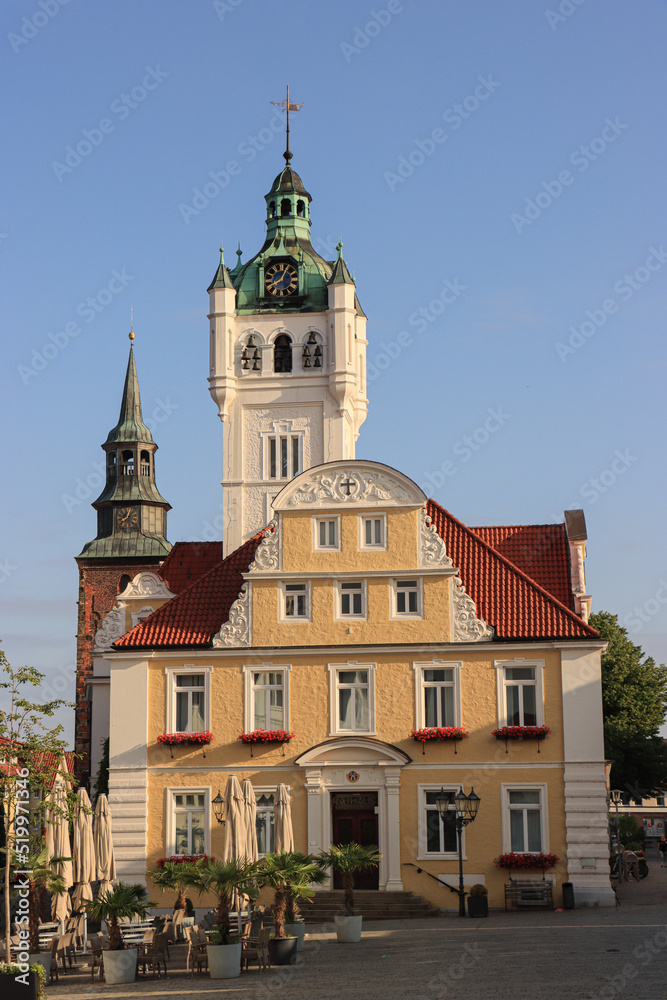 Verden (Aller); Altes Rathaus vom Rathausplatz, dahinter St.-Johannis-Kirche