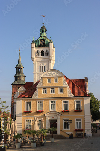 Verden (Aller); Altes Rathaus vom Rathausplatz, dahinter St.-Johannis-Kirche