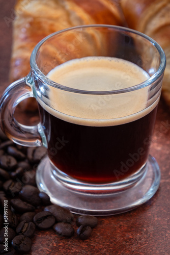Fototapeta Naklejka Na Ścianę i Meble -  tasse de café et croissant sur une table