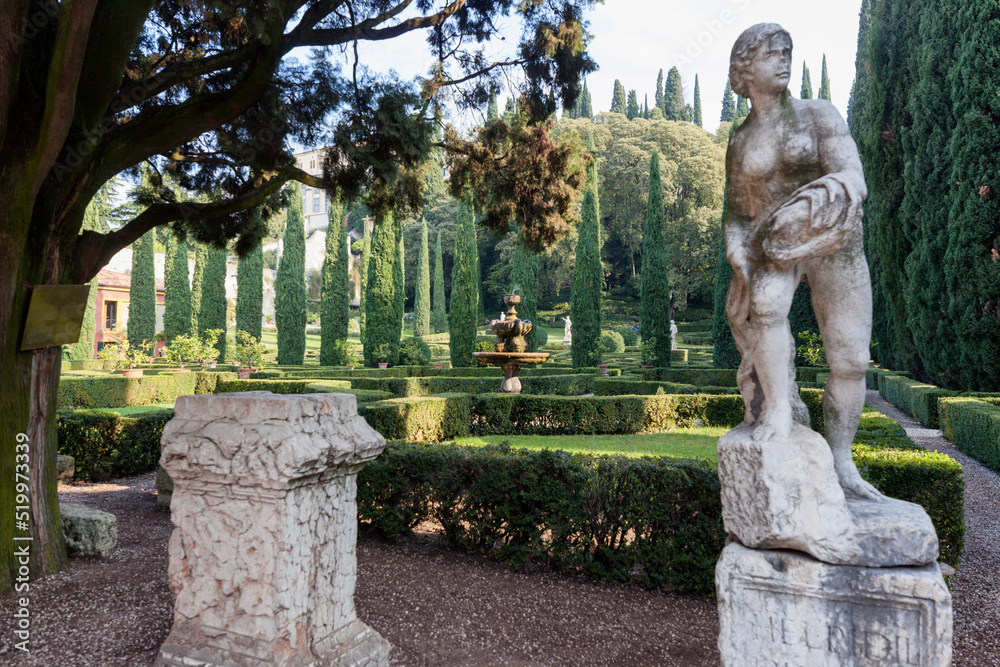 Verona. Giardino Giusti. Giardino all' italiana con siepi , statue, fontane e cipressi.