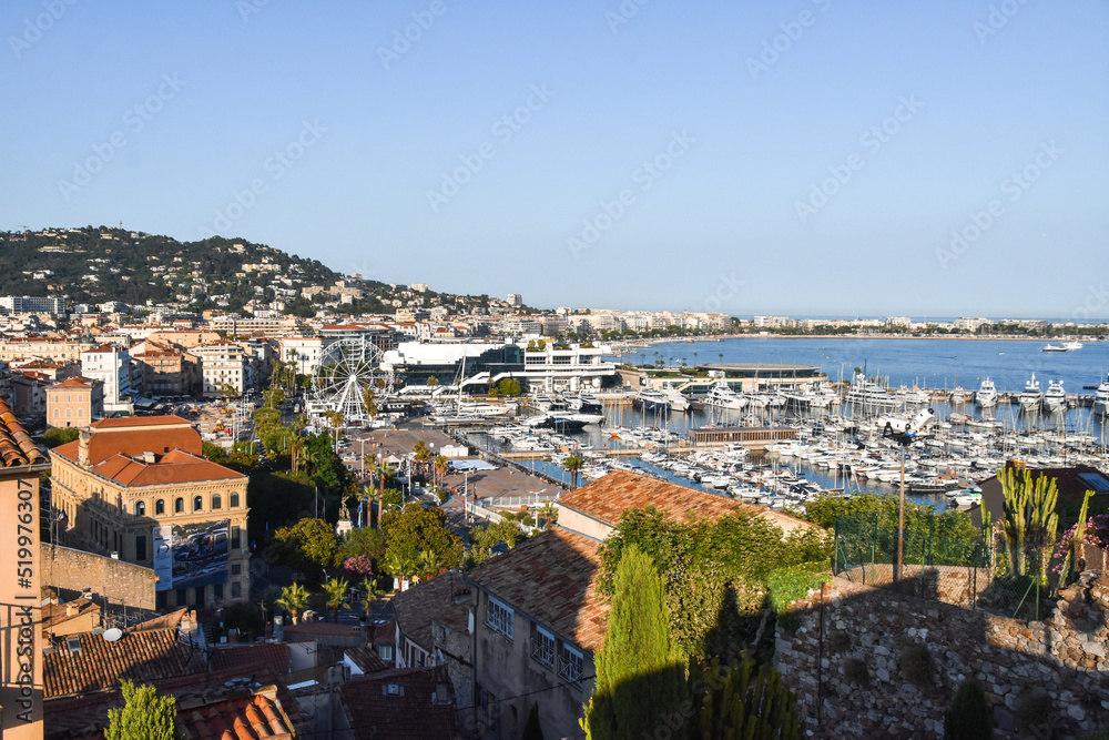 Foto del puerto de Cannes con los barcos y la noria