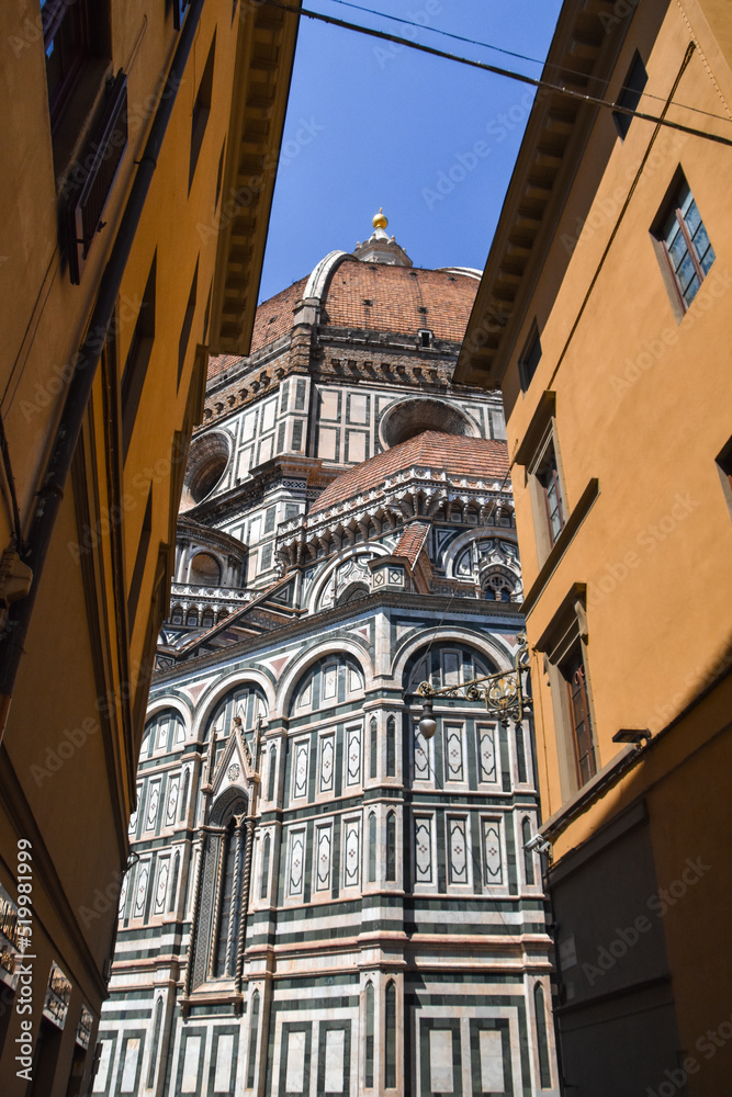 Foto de la catedral de Florencia entre las calles de la ciudad en Italia