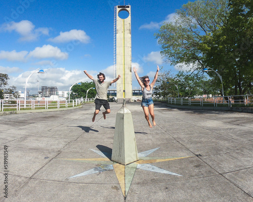 Casal, um em cada hemisfério, no monumeto marco zero  em macapá, Amapá, que sinaliza a passagem da linha do equador
