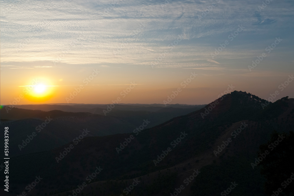 Atardecer sobre los picos de la sierra de Cardeña Atardecer sobre los picos de la sierra de Cardeña