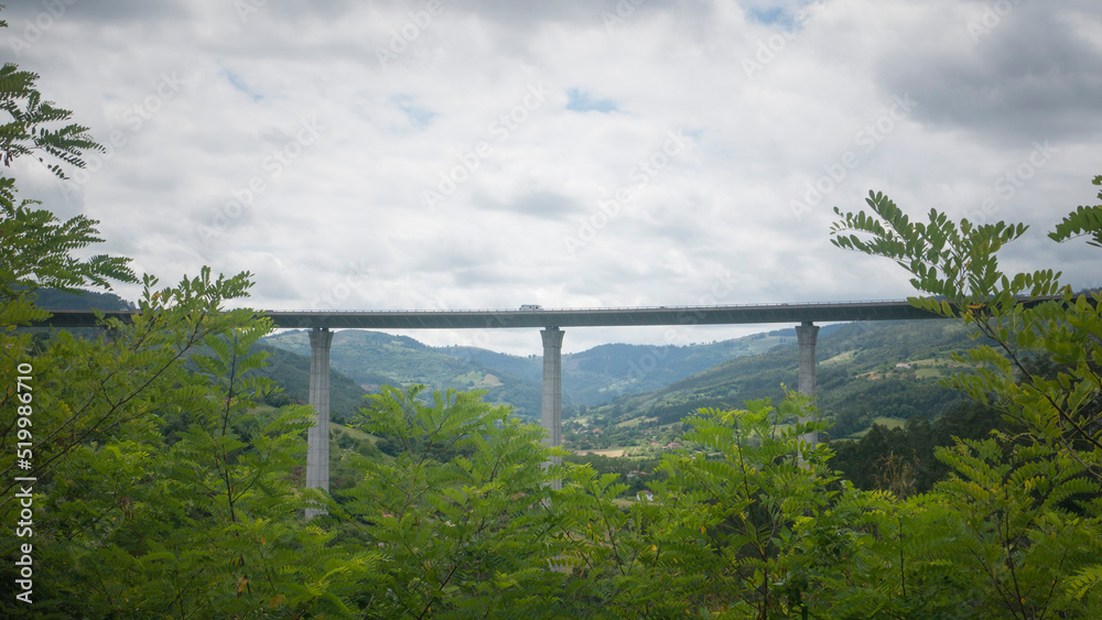 Viaducto de autopista con pilares de hormgón entre montes en valle de Asturias Viaducto de autopista con pilares de hormgón entre montes en valle de Asturias