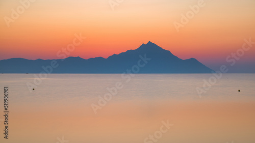 Foto Beautiful Athos mountain at sunset in Greece