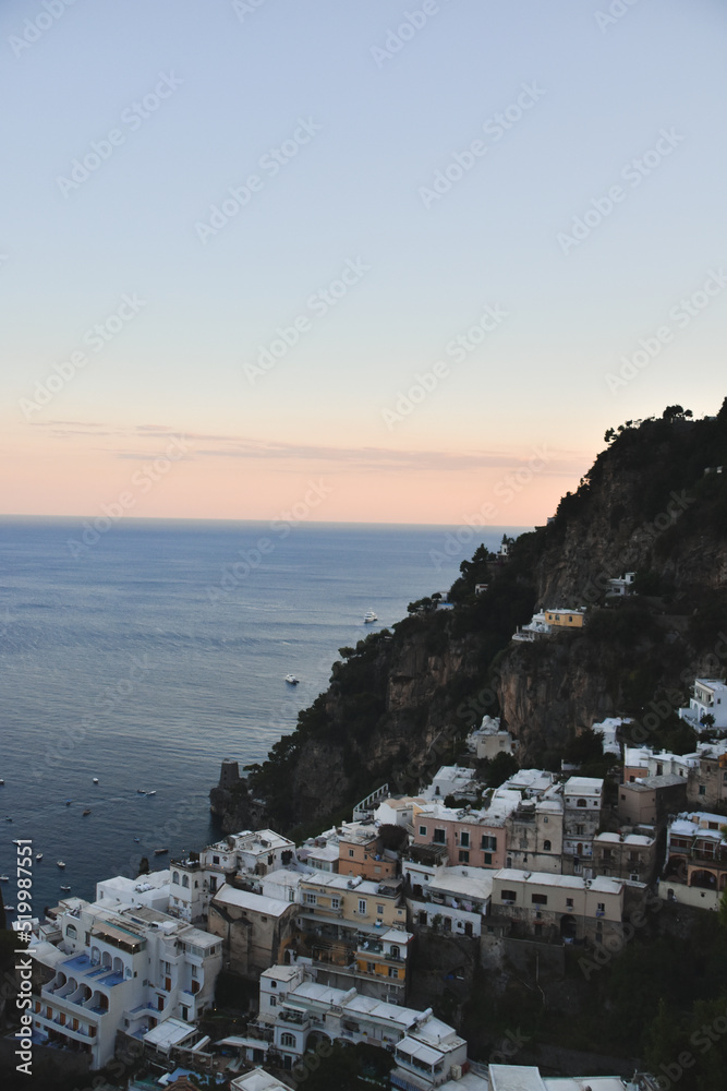 Fotografía de la costa italiana junto al mar y el atardecer en Positano