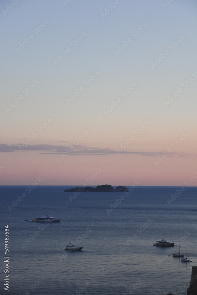 Foto de los barcos parados en frente de Positano en la Costa Amalfi de Italia