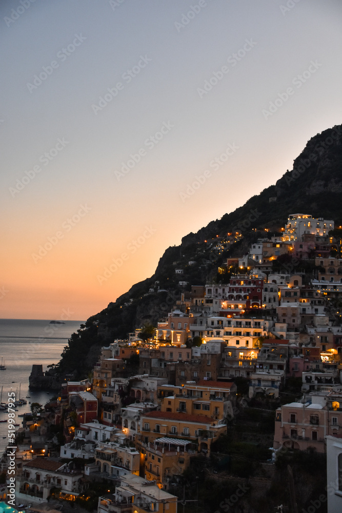 Foto de la localidad italiana de Positano, en la costa de Amalfi, con el atardecer y el mar de fondo