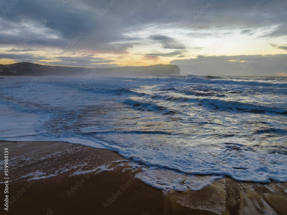 Obraz premium Sunrise at the seaside with large and powerful sets