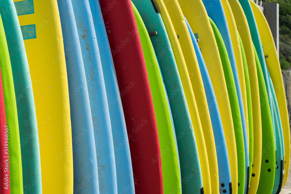 Des planches de surf de toutes les couleurs alignées