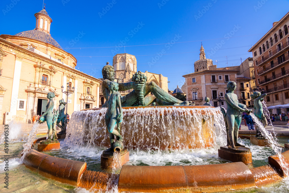 Φωτογραφία Streets, squares and historical buildings in the old city of Valencia, Spain