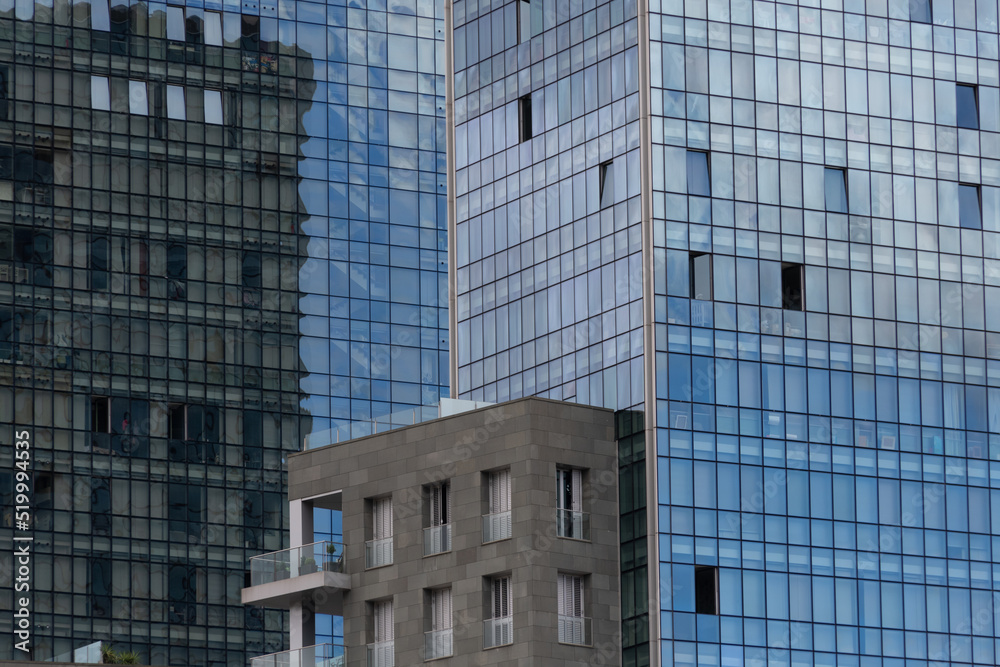 fachada de un edificio en la ciudad fachada de un edificio en la ciudad