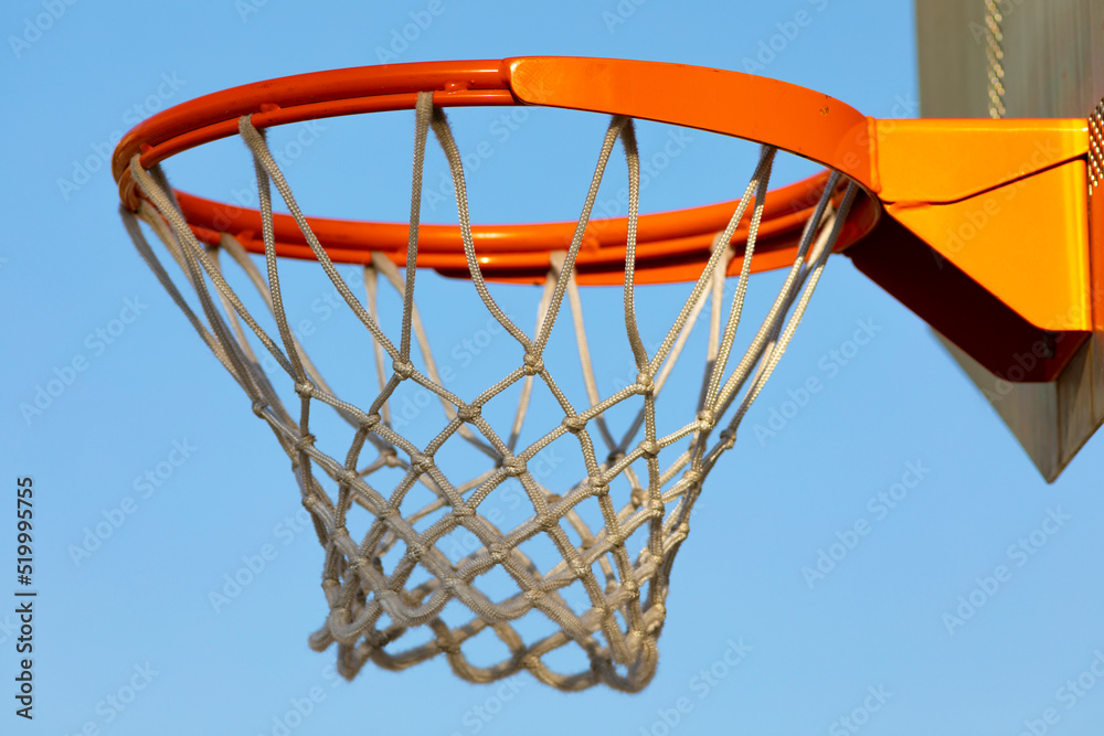 Canasta de baloncesto (basket, basketball) sobre un cielo azúl sin nubes (outdoor al aire libre)