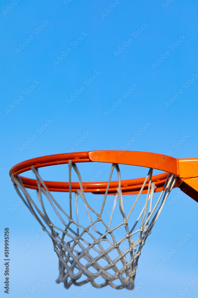 Canasta de baloncesto (basket, basketball) sobre un cielo azúl sin nubes (outdoor al aire libre)