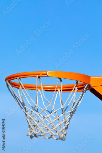 Canasta de baloncesto (basket, basketball) sobre un cielo azúl sin nubes (outdoor al aire libre) © David