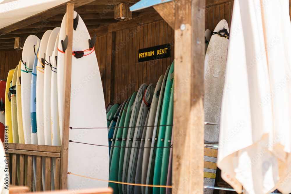 Tablas de surf apiladas en la pared de una tienda de alquiler deportivo Tablas de surf apiladas en la pared de una tienda de alquiler deportivo