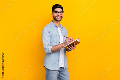 Photo Photo of handsome hispanic guy hold notepad create business plan wear trendy den