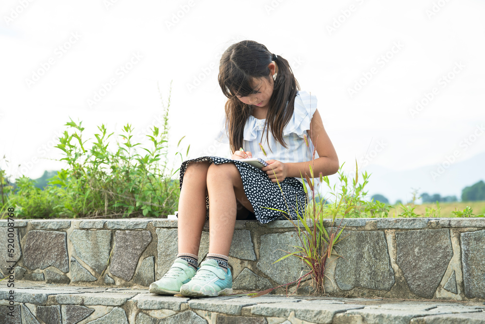 Fototapeta premium 小学生の自由研究 女の子 宿題 SDGsを学ぶ