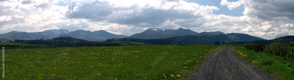 Obraz premium Panoramic view of the Chaîne des Puys du Sancy in summer. Auvergne, France