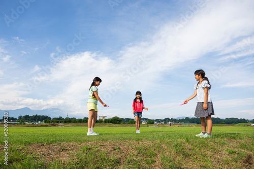 縄跳びをする小学生の女の子　日本人 photo