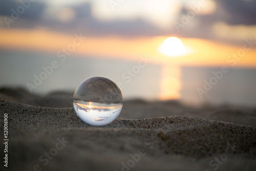 夕暮れの砂浜と水晶玉