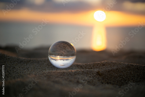 夕暮れの砂浜と水晶玉